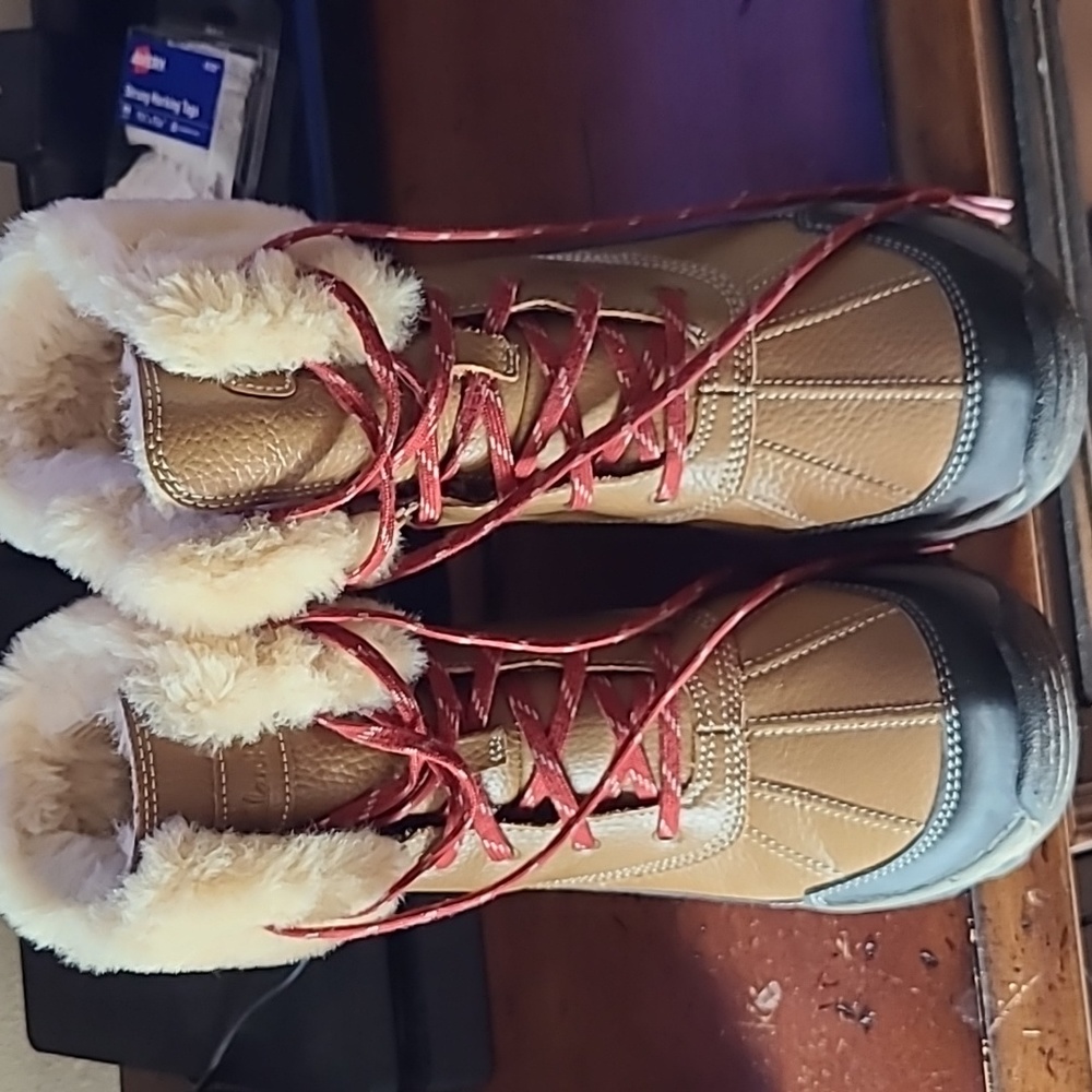 Clark's duck boots size 7 1/2